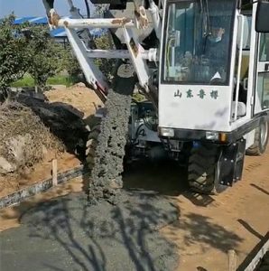 著急趕項目，這位老板的攪拌車剛到手就迫不及待帶它“出征”了！